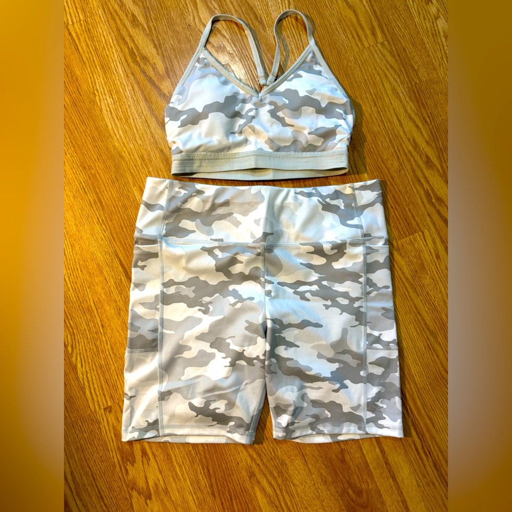Workout set, never worn! The top is medium and the bottoms are an XL.